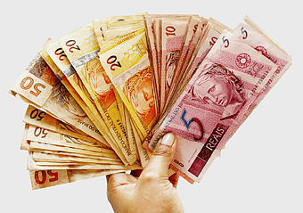 Brazilian Real Banknotes, saving money, investment in Brazil, cash payment, financial planning, currency exchange, local economy analysis