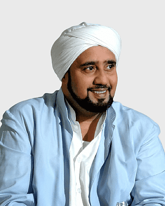 habib syekh, white turban, smiling portrait, traditional attire, spiritual leader, cultural figure, religious scholar, png
